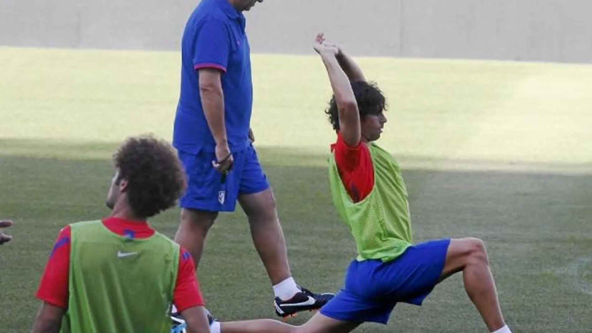 Mario Suárez y Tiago se entrenaban ayer ante la atenta mirada de su técnico, Goyo Manzano