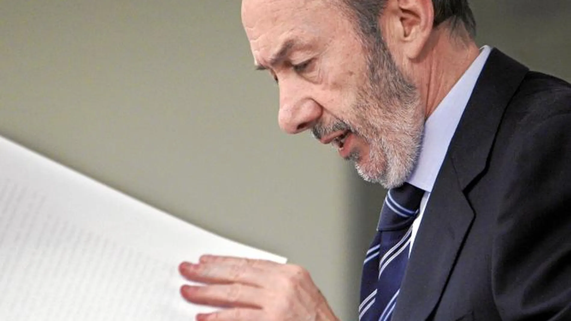 El vicepresidente del Gobierno, Alfredo Pérez Rubalcaba, en la rueda de prensa celebrada ayer tras el Consejo de Ministros