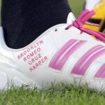 Beckham luce botas con el nombre de sus hijos