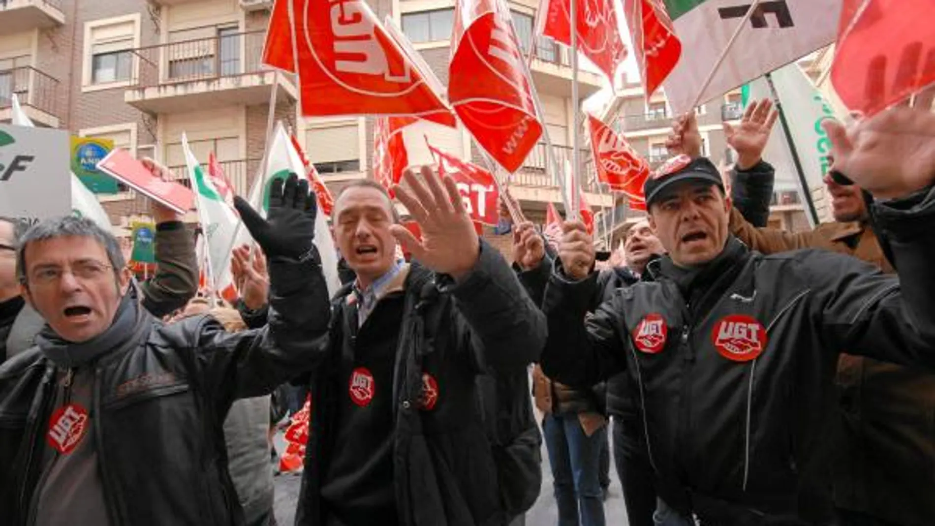 Empleados públicos a las puertas de San Esteban, ayer, durante la celebración del Consejo de Gobierno