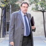 El conseller de Benestar Social i Familia, Josep Lluís Cleries, se compromete a reducir en un mes el tiempo para recibir la prestación