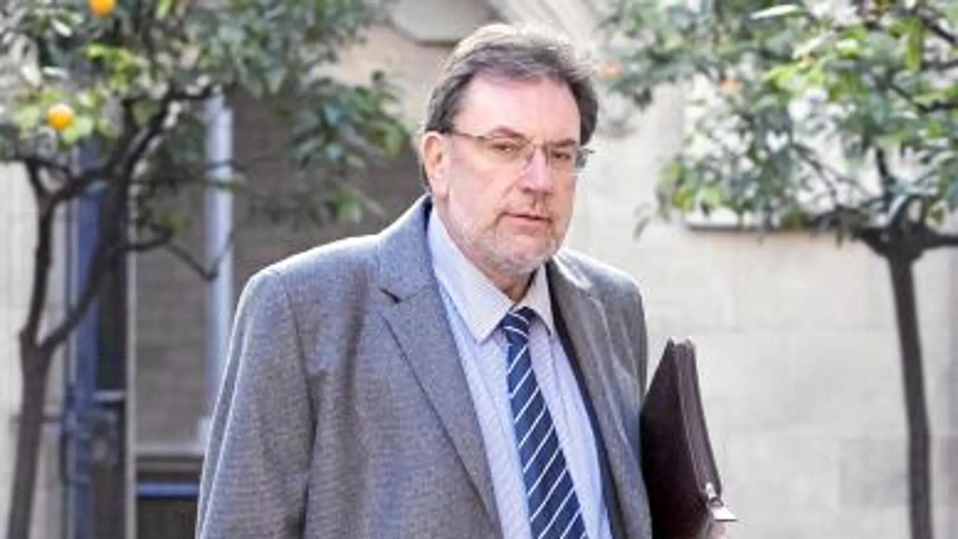 El conseller de Benestar Social i Familia, Josep Lluís Cleries, se compromete a reducir en un mes el tiempo para recibir la prestación