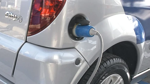 Un coche eléctrico recargando la batería
