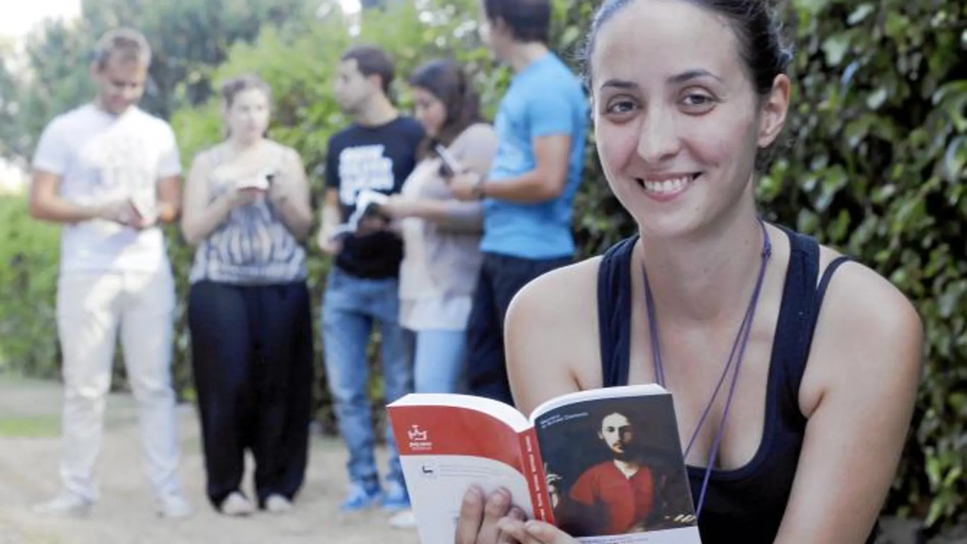 Los jóvenes de la JMJ reciben la misma edición del evangelio de Mateo en 6 idiomas que los lectores de LA RAZÓN lavoluntariado