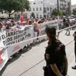 Un momento de la manifestación que protagonizaron los empleados de los centros de formación, ayer frente a la Consejería de Empleo, en Sevilla