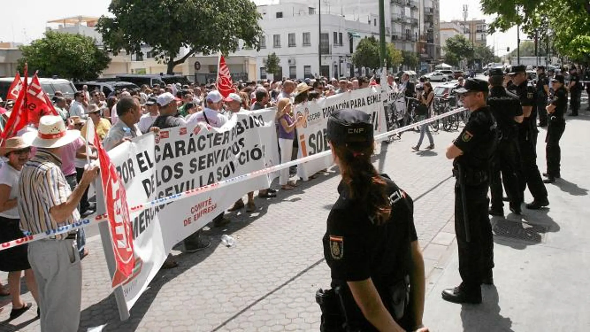 Un momento de la manifestación que protagonizaron los empleados de los centros de formación, ayer frente a la Consejería de Empleo, en Sevilla