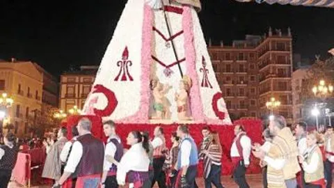 El manto de la Virgen tras la Ofrenda