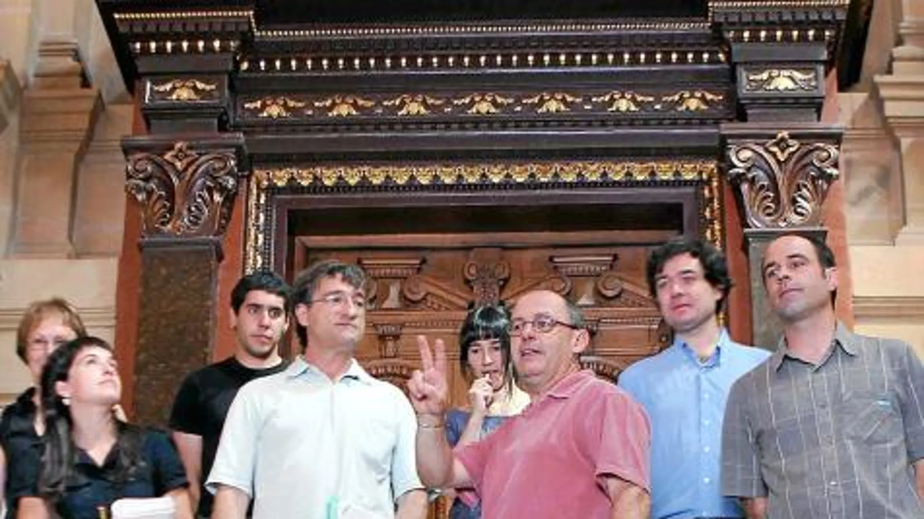 El nuevo equipo de gobierno municipal en San Sebastián, ayer en su presentación en sociedad, baraja prohibir el paso a los escoltas