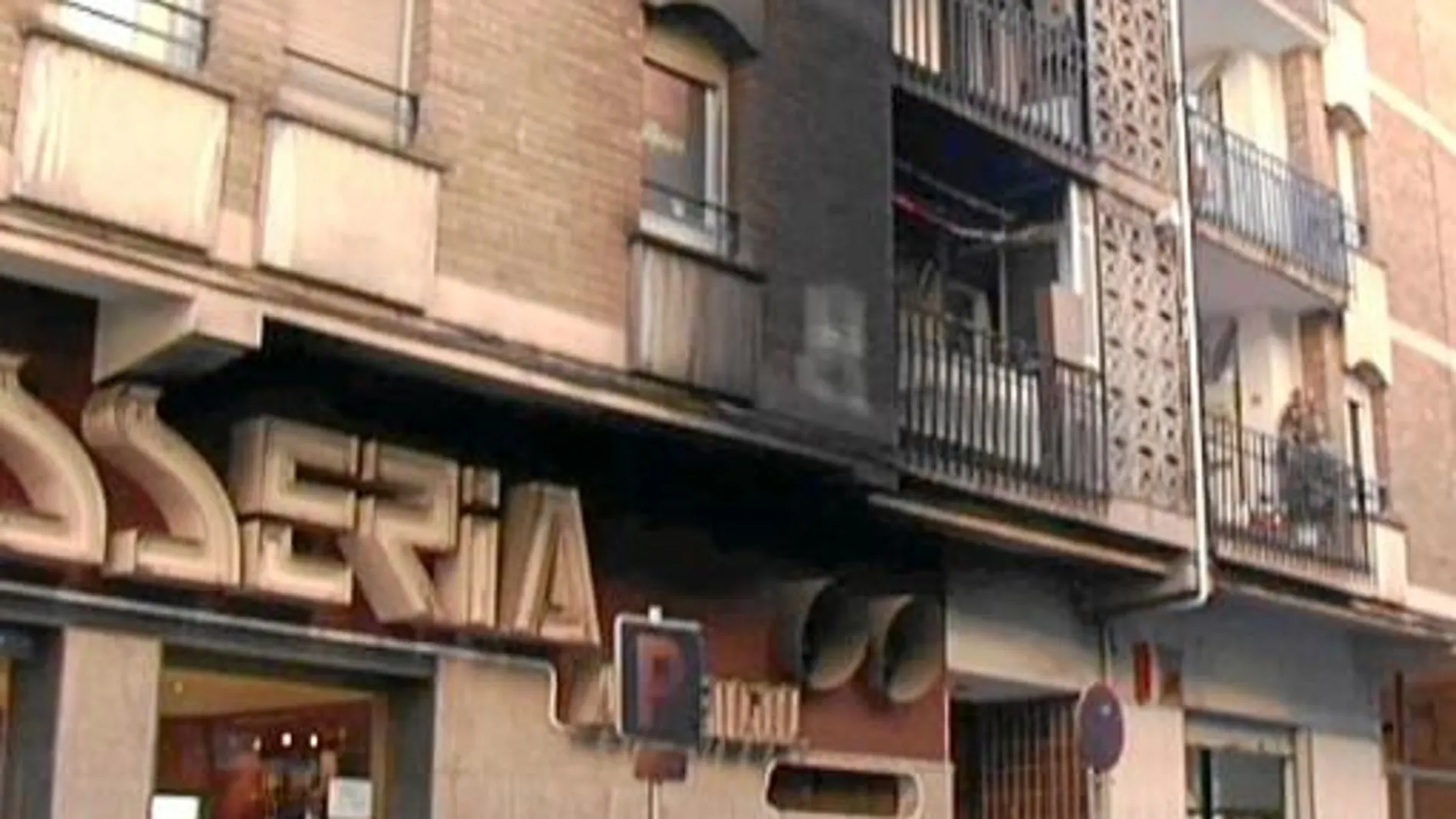 Las llamas de los actos vandálicos dejaron calcinada la fachada de un edificio