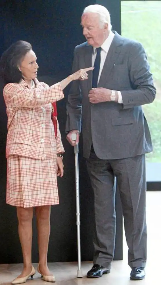 Sonsoles Díez de Rivera –en la fotografía, junto a Hubert de Givenchy– ejerció de maestra de ceremonias ataviada con un Balenciaga de 1965