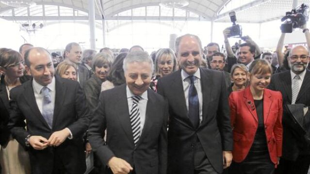 El alcalde de Elche, Soler, el ministro Blanco y el presidente Camps, acompañados por una extensa comitiva
