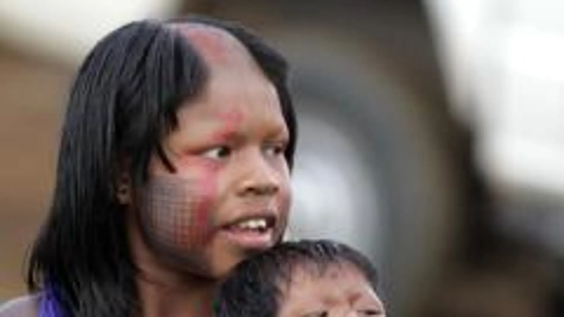 La mujer tiene una conexión única con la naturaleza