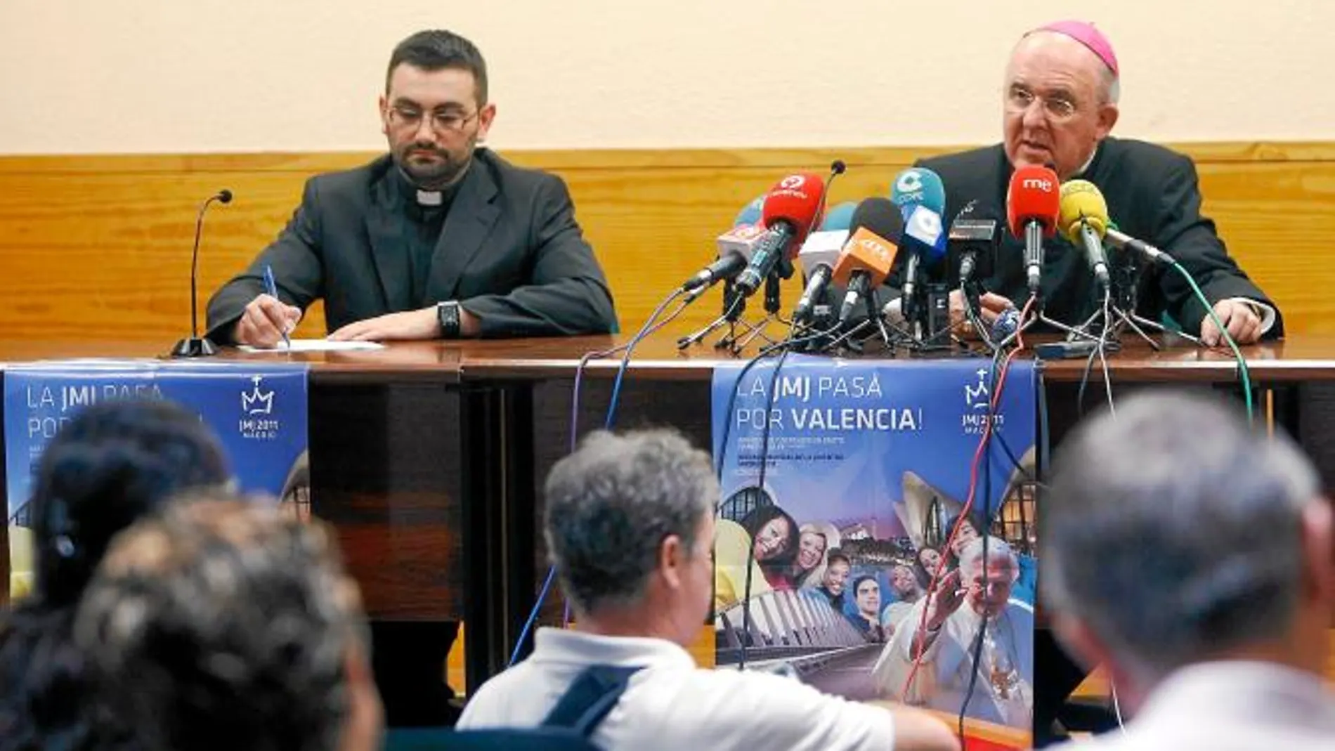 El presidente de la comisión de Infancia y Juventud, Óscar Benavent, y el arzobispo de Valencia, Carlos Osoro