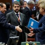 Berlusconi y Merkel se saludan en la cumbre europea