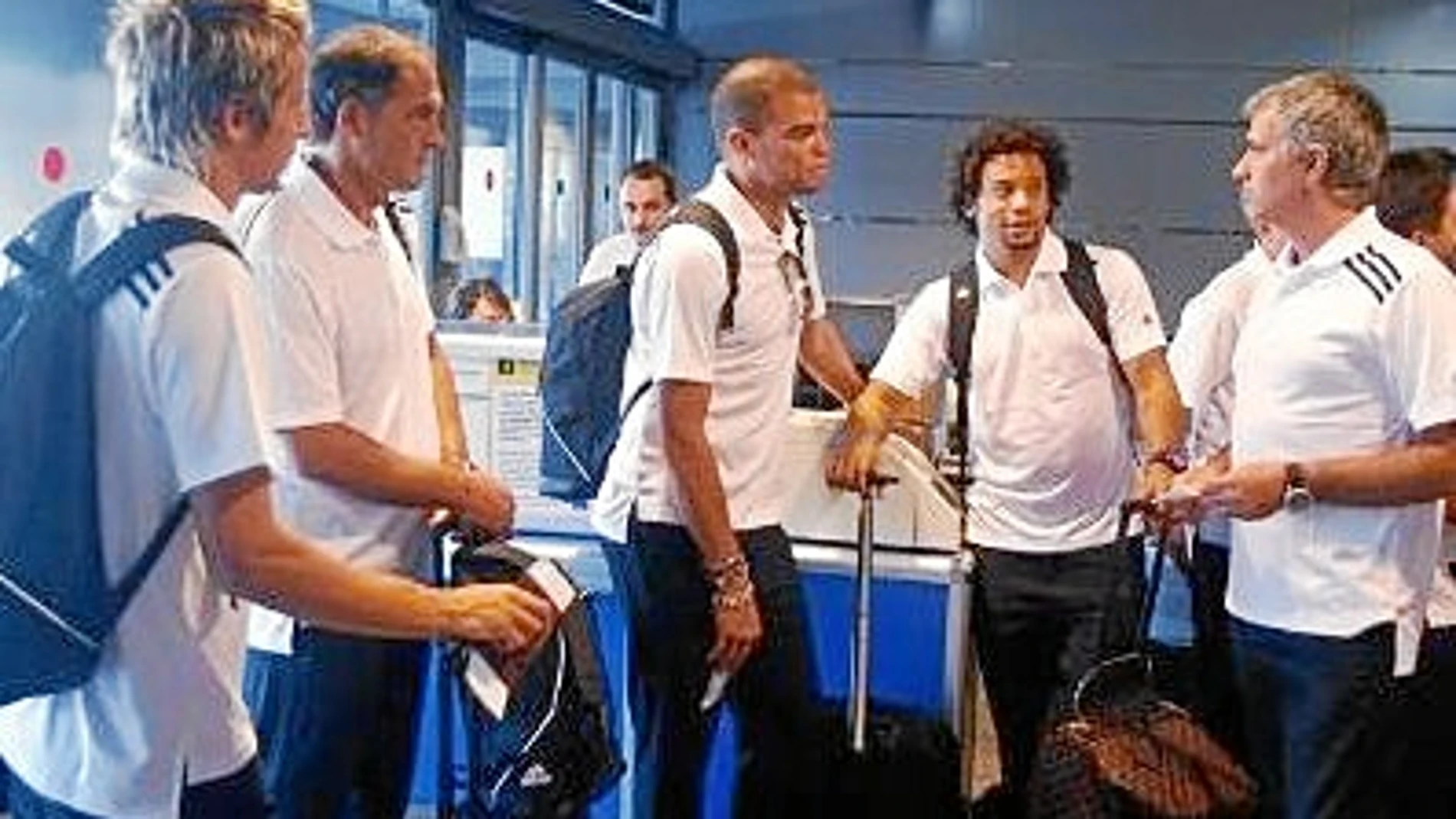 Una imagen de la plantilla del Real Madrid antes de subía ayer al avión rumbo a Los Ángeles
