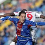 Rivas y Webó disputan un balón