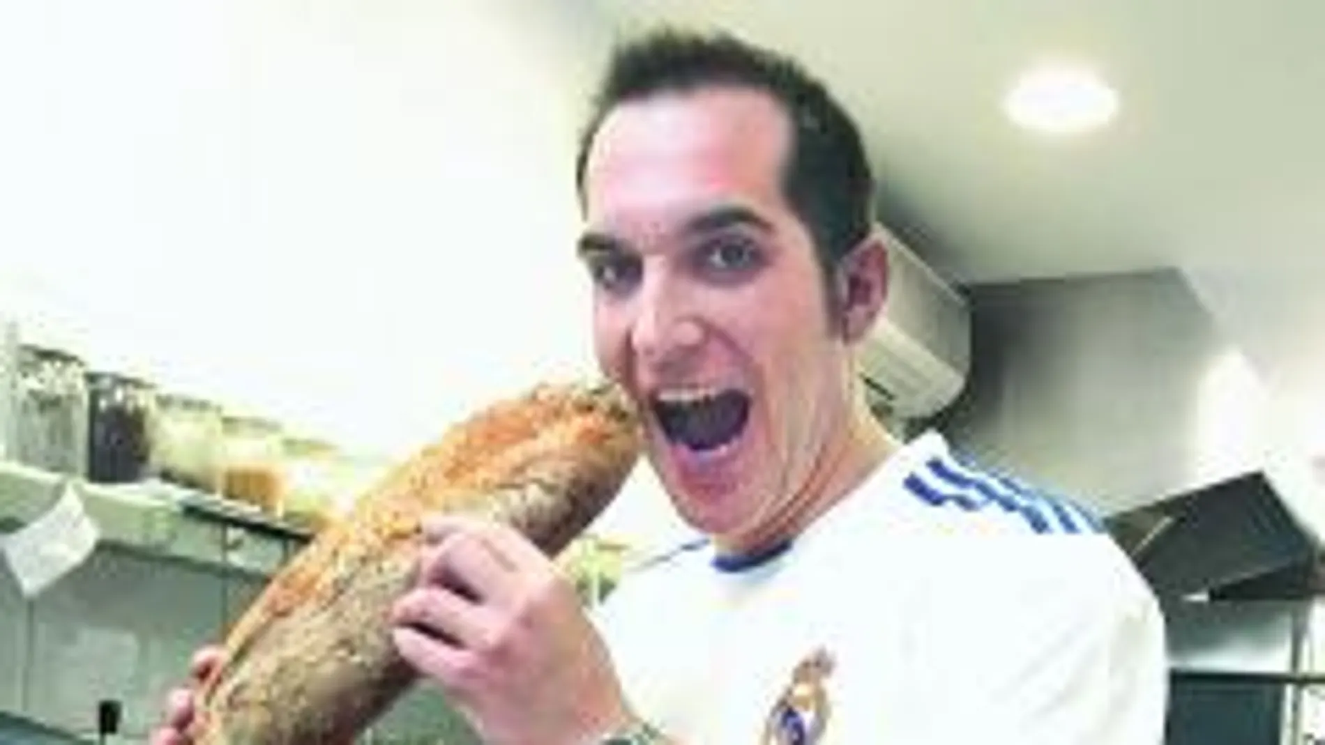 Mario Sandoval cocinero, no duda en ponerse la camiseta del Real Madrid para el partido de mañana