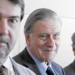 Los científicos Pedro Alonso, Valentín Fuster y Barbacid, ayer, en San Sebastián de los Reyes (Madrid)