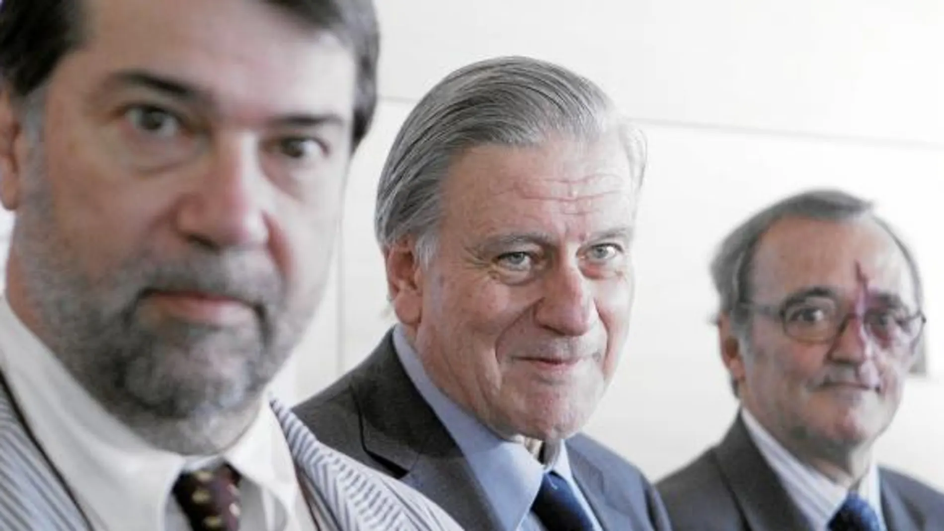 Los científicos Pedro Alonso, Valentín Fuster y Barbacid, ayer, en San Sebastián de los Reyes (Madrid)