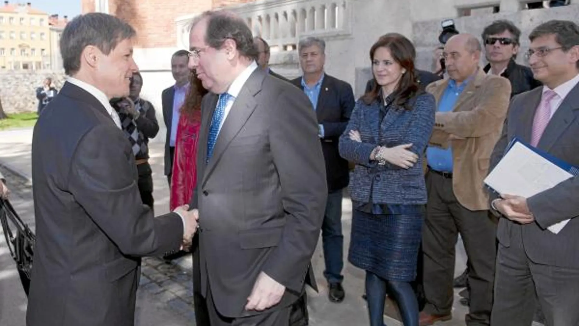 El presidente Herrera saluda a Ciolos, en presencia de Silvia Clemente y los representantes de las OPAs