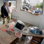 Manuel Vázquez, secretario general del PSdG-PSOE contempla los desperfectos provocados por un artefacto en su sede de A Estrada
