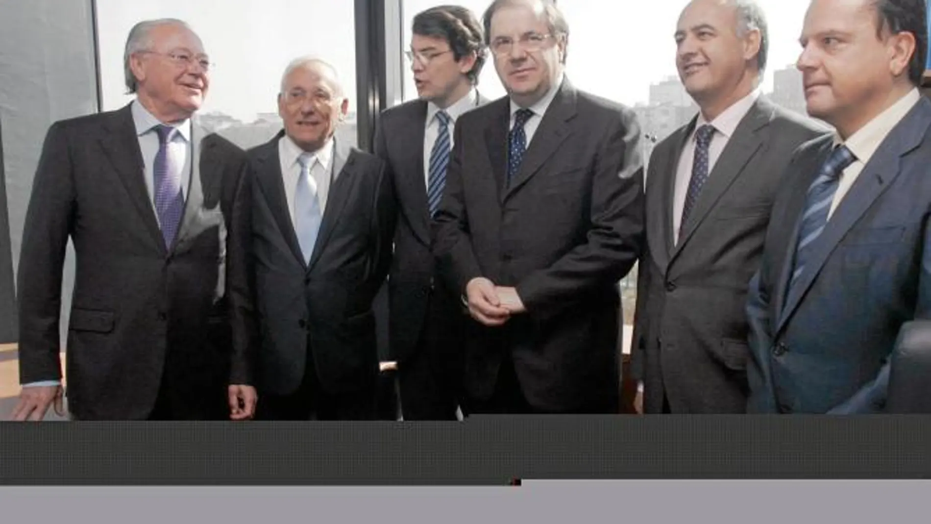 La nueva «Casa del Municipalismo», en Valladolid. Arriba, Juan Vicente Herrera y Alfonso Fernández Mañueco, junto a cuatro presidentes de la FRMP, Atilano Soto, Mario Amilivia, Antonio Vázquez y Miguel Ángel García Nieto