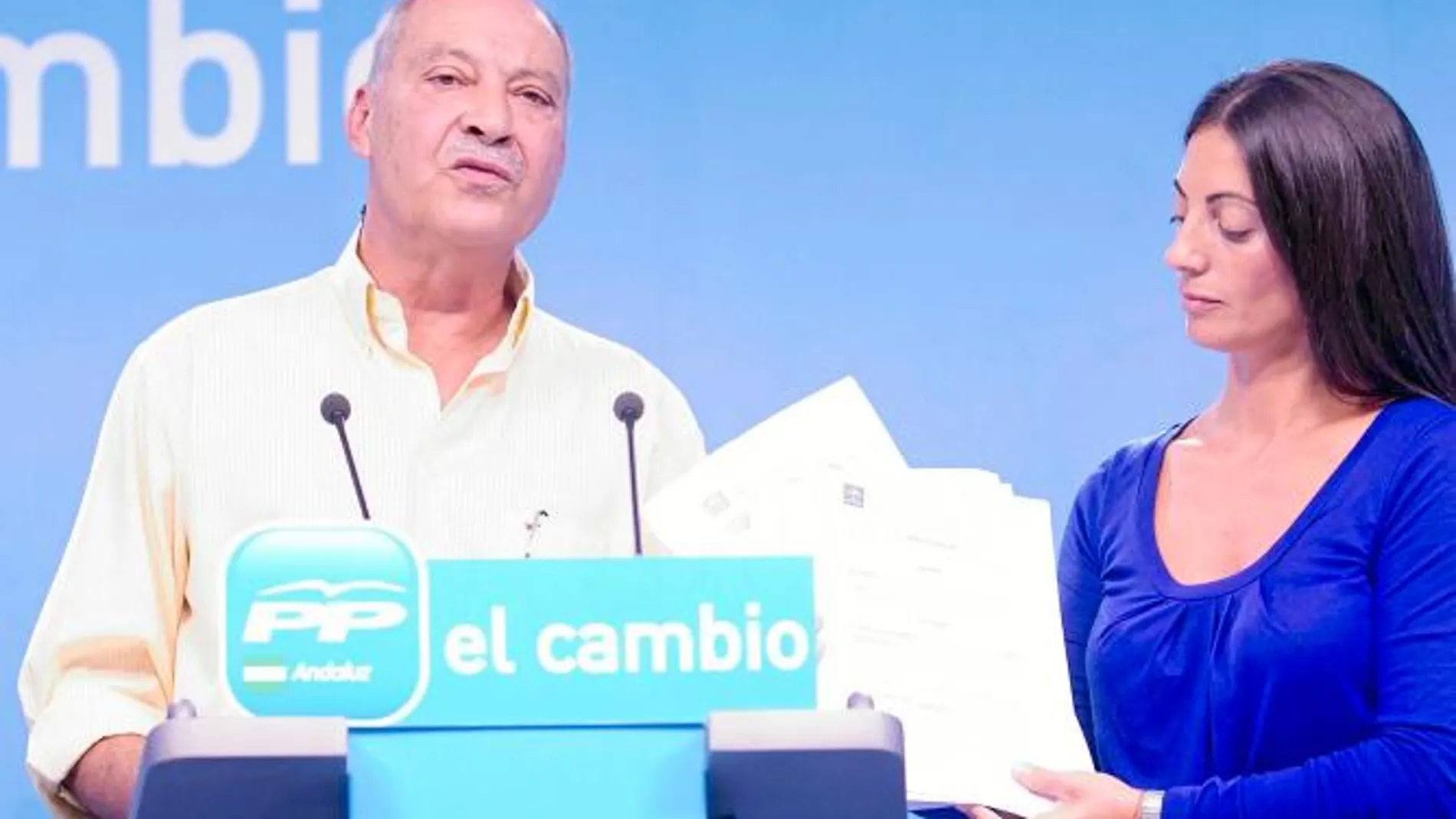 Jorge Ramos y Rosario Soto, ayer, durante la rueda de prensa que ofrecieron en la sede del PP-A