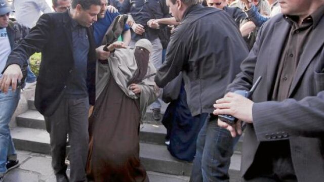 La Policía francesa detiene en París a una mujer cubierta con «niqab» que protestaba contra la ley frente a Notre Dame