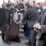 La Policía francesa detiene en París a una mujer cubierta con «niqab» que protestaba contra la ley frente a Notre Dame