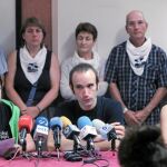 Representantes de EA y Alternatiba arroparon ayer al colectivo Etxerat