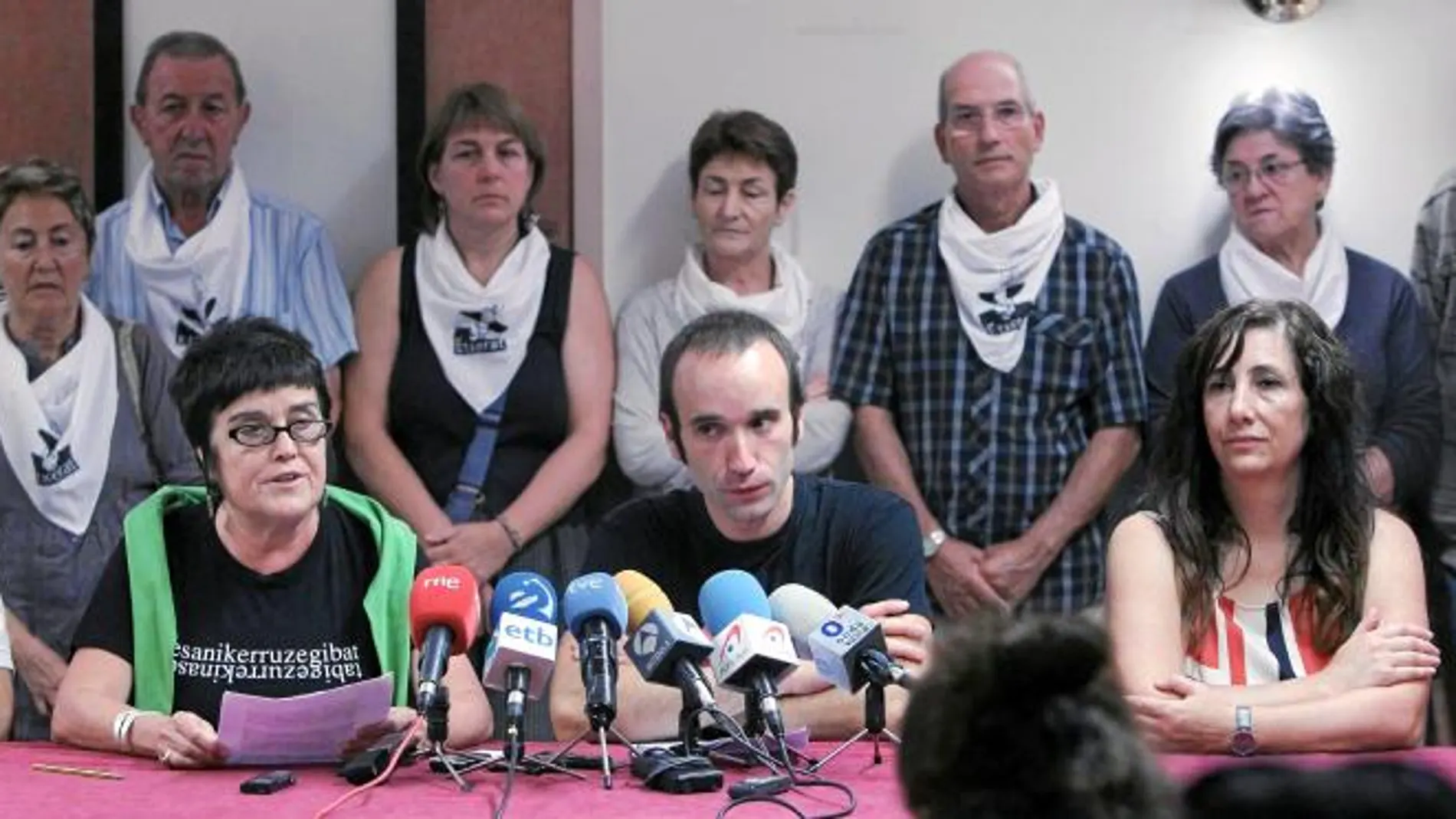 Representantes de EA y Alternatiba arroparon ayer al colectivo Etxerat