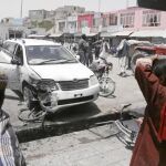 Efectivos de seguridad afgana vigilan el mercado de Kolah Sabz en la ciudad afgana de Ghazni, ayer, después de que se produjera un atentado