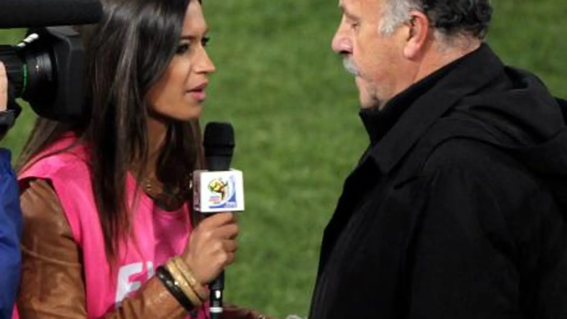 Sara Carbonero entrevista a Vicente del Bosque después del partido contra Chile, el último de la primera fase