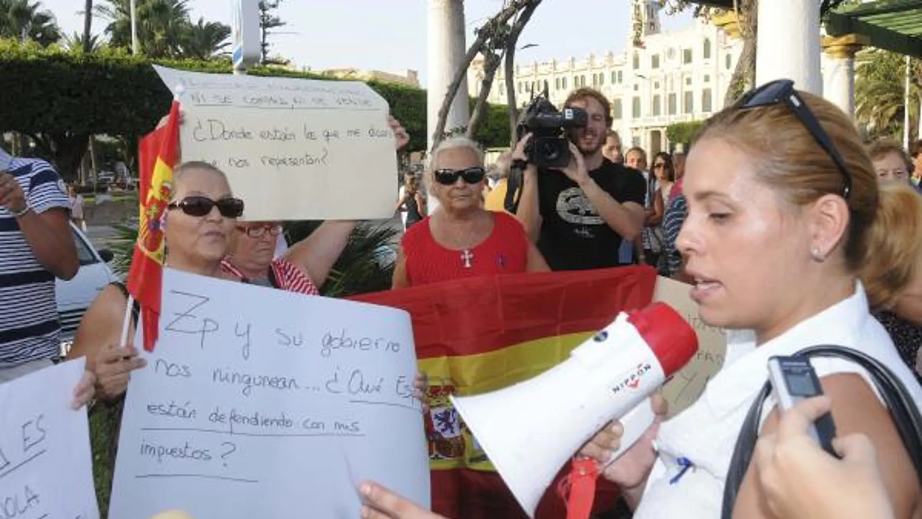Pasquines para marroquíes en defensa de las policías españolas en Melilla