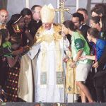 Los voluntarios se lanzaron a saludar al Papa durante la vigilia