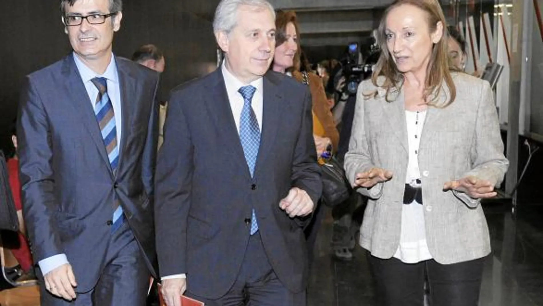 Juan Martínez Moya y, Antonio Dorado, durante el recorrido por las instalaciones de la Ciudad de la Justicia