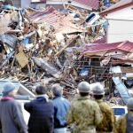DESTRUCCIÓN. Civiles y un equipo de rescate observan cómo han quedado unas viviendas en Kesennuma, una de las poblaciones más afectadas por el tsunami