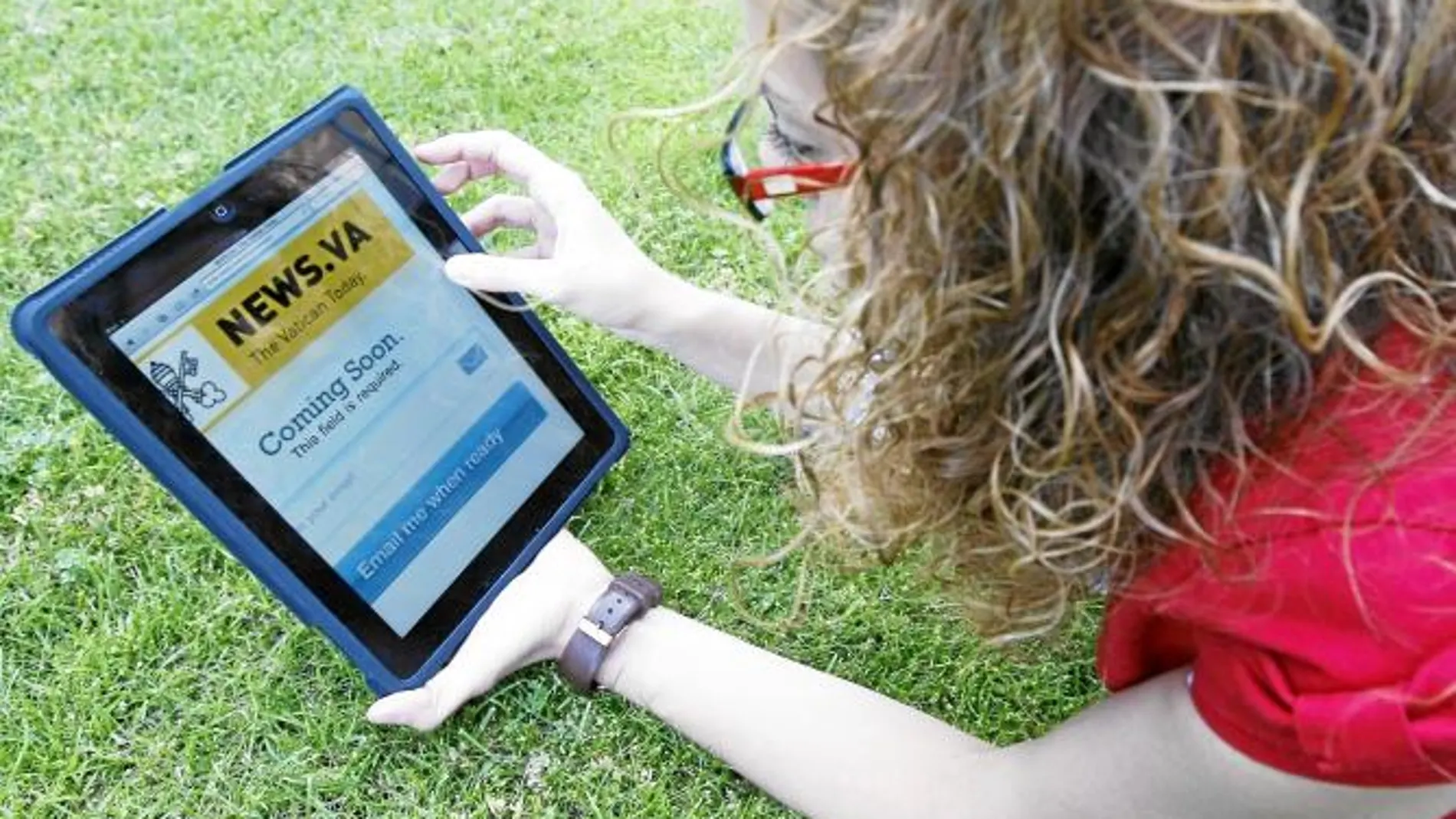 Una joven observa atentamente en el ipad la futura página web