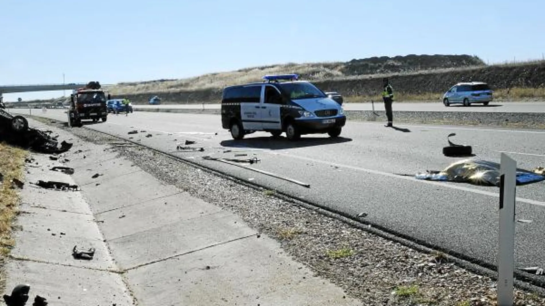 Uno de los vehículos invadió la mediana y chocó frontalmente contra otro