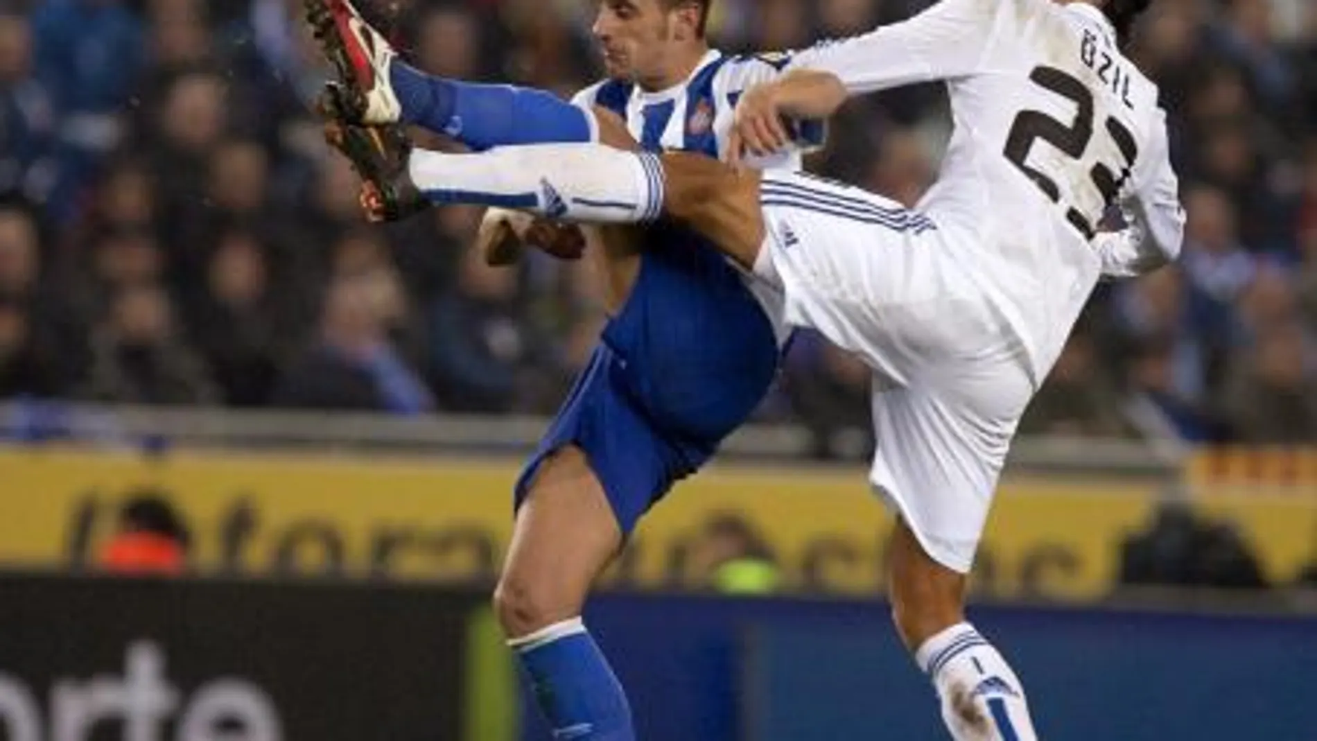 Ozil y Márquez disputan un balón