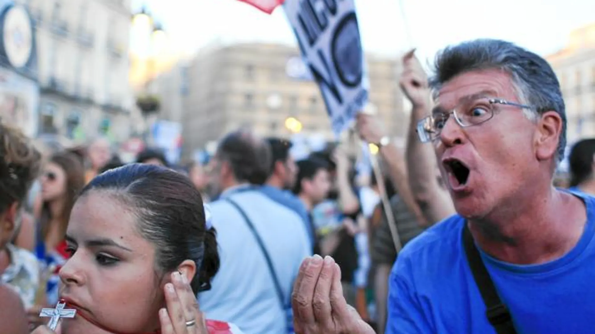 LA FOTO QUE DA LA VUELTA AL MUNDO: Publicaciones en inglés, francés y español están difundiendo por todo el mundo esta escena del pasado día 17 en Sol. Muchos «laicoborrokos» no eran jovenzuelos inmaduros