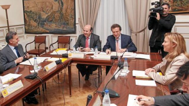 Gaspar Zarrías y José Antonio De Santiago-Juárez presiden la reunión bilateral, en presencia de Miguel Alejo