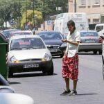 Un «gorrilla» habitual de Bami en las inmediaciones del hospital Virgen del Rocío