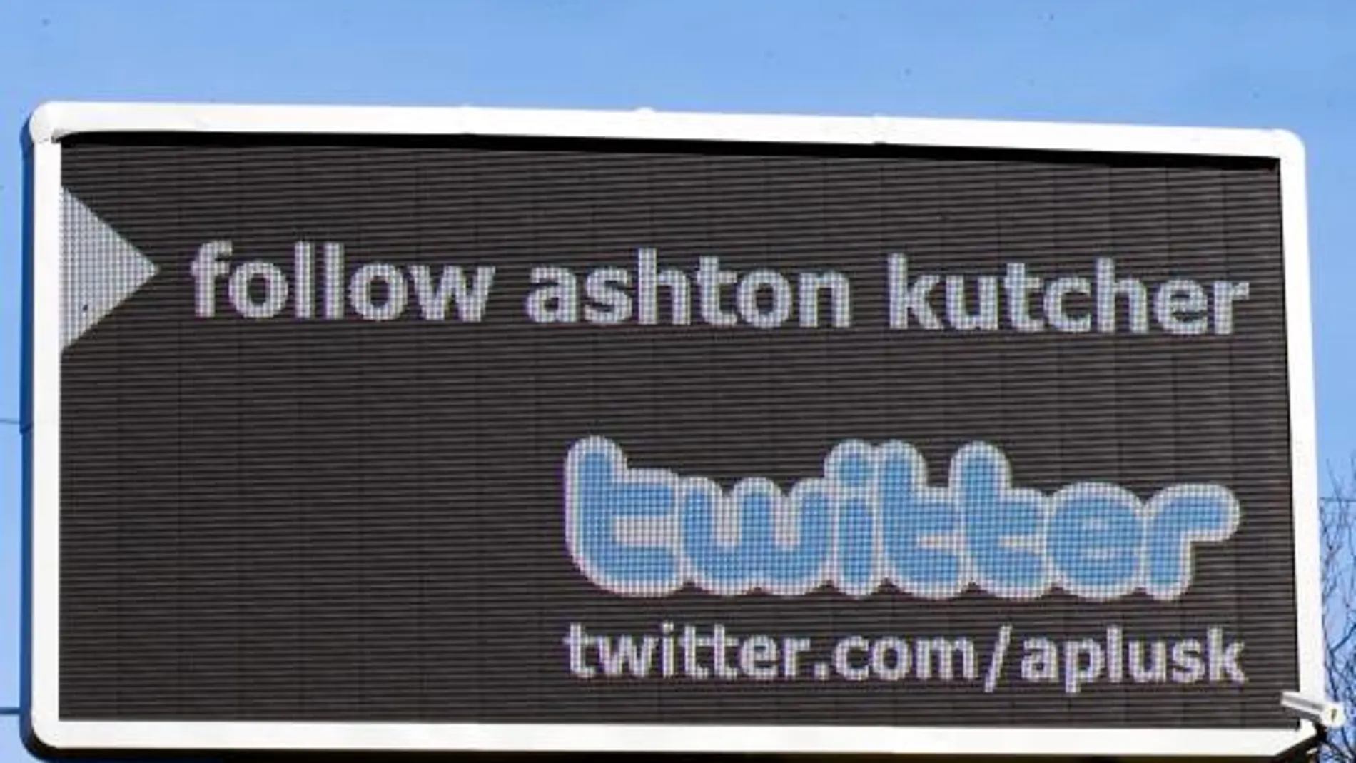 Ashton Kutcher y Demi Moore son los famosos más adictos al Twitter