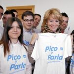 Los jóvenes de Nuevas Generaciones de Parla regalaron a la presidenta una camiseta con su lema adaptado al municipio