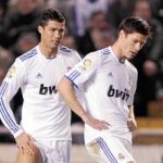 cristiano ronaldo y Xabi Alonso, cabizbajos, el sábado en Riazor, donde el Madrid sólo pudo empatar