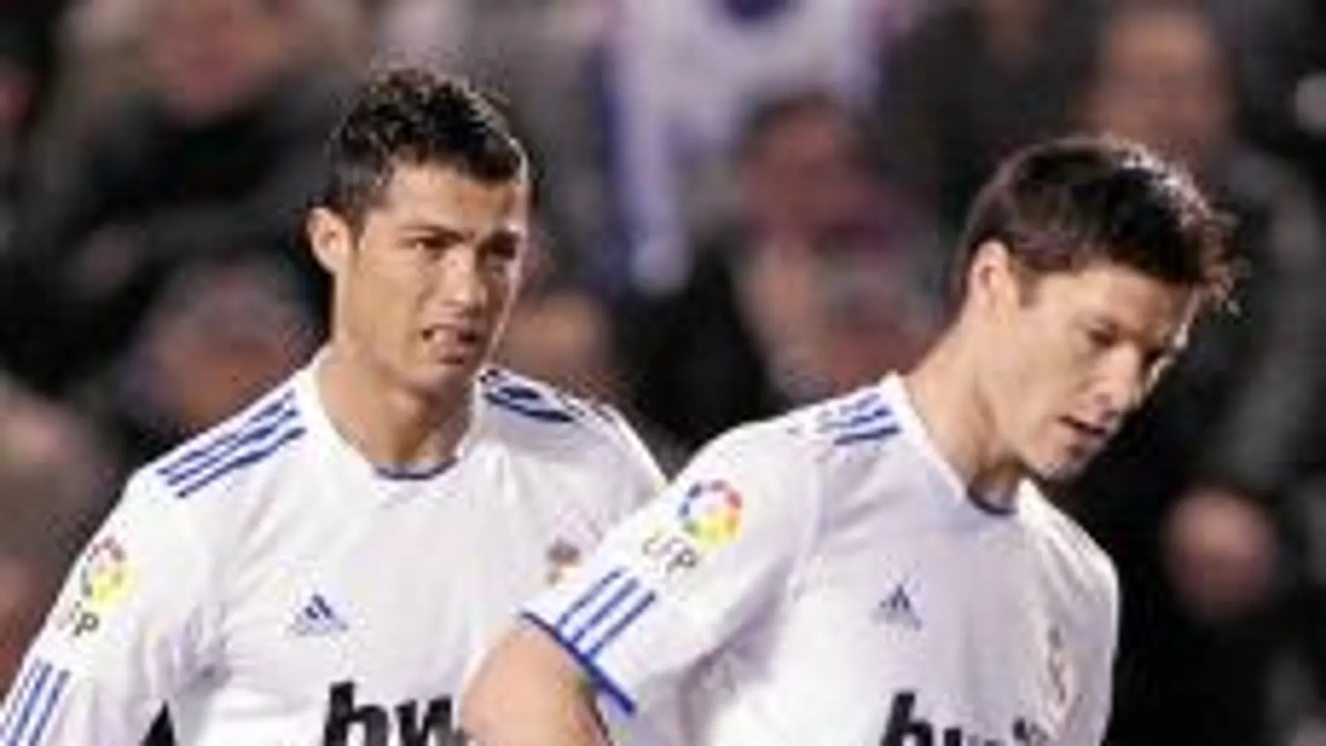 cristiano ronaldo y Xabi Alonso, cabizbajos, el sábado en Riazor, donde el Madrid sólo pudo empatar