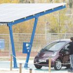 Una fotolinera que recarga coches y bicis eléctricas