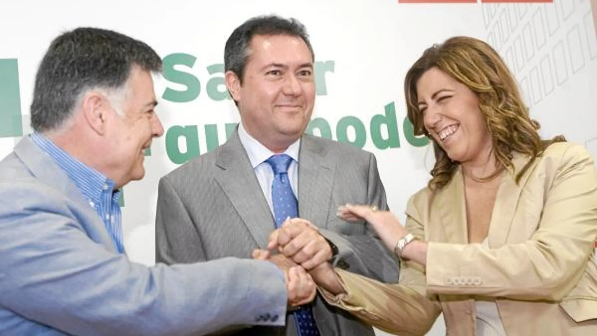 José Antonio Viera, Juan Espadas y Susana Díaz estrechan sus manos sonrientes