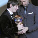 Guardiola no sonrió cuando entregó el trofeo a Messi